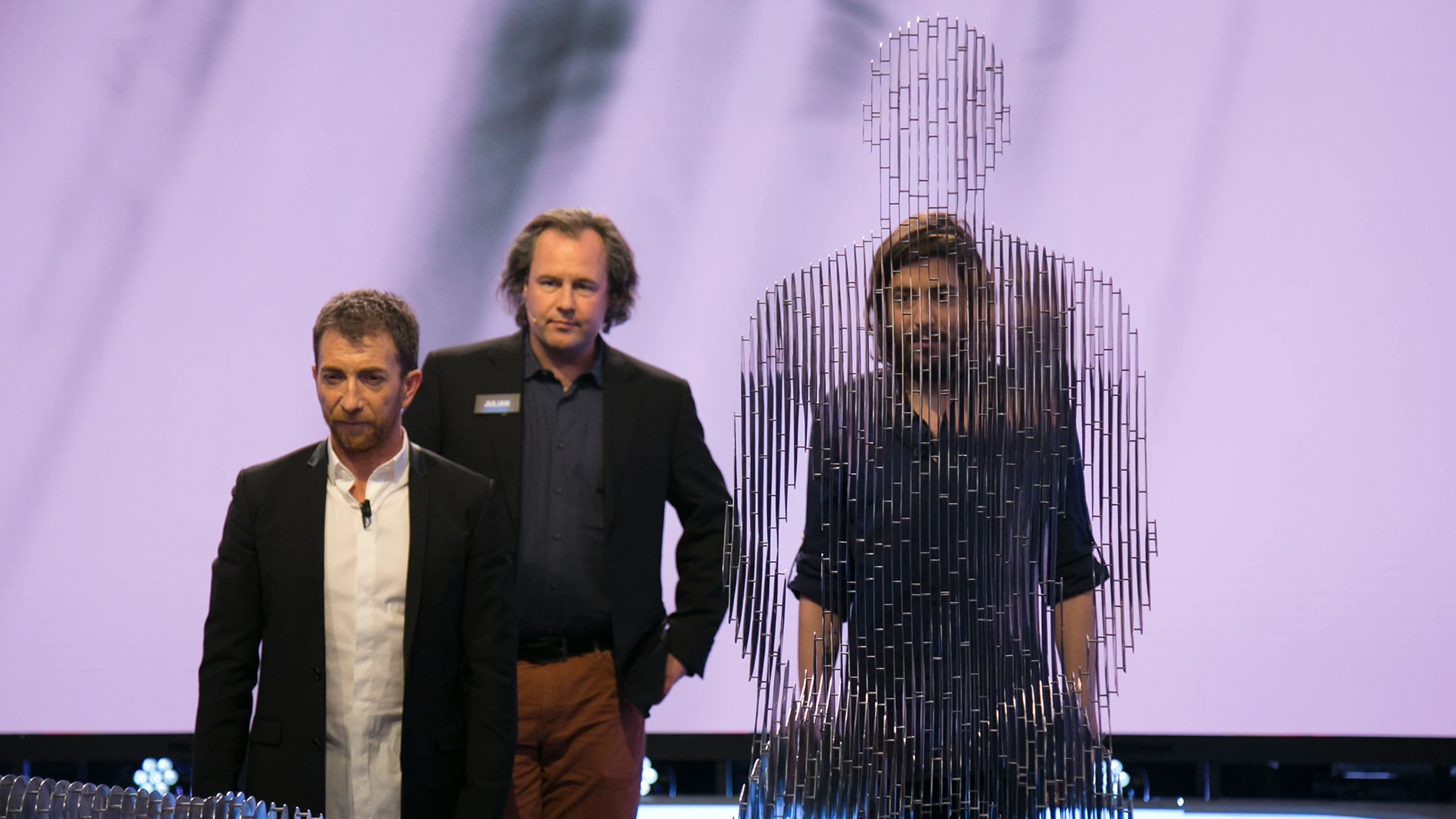 Salvador Sobral se camufla en 'El Hormiguero 3.0' entre las fantásticas esculturas invisibles de Julian Voss-Andreae