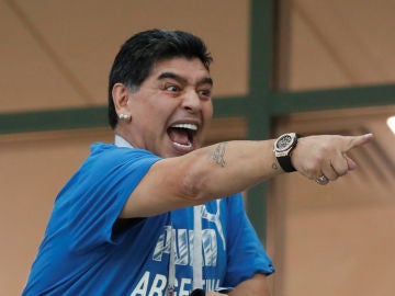 Maradona gesticula en la grada durante el Argentina - Croacia