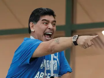 Maradona gesticula en la grada durante el Argentina - Croacia Maradona gesticula en la grada durante el Argentina - Croacia