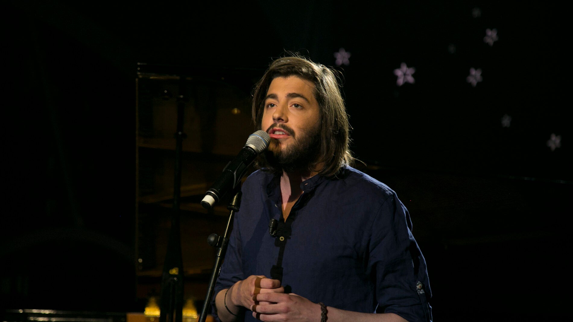 Salvador Sobral nos fascina con su peculiar actuaci&oacute;n de la canci&oacute;n 'Prometo n&atilde;o prometer'en 'El Hormiguero 3.0' 