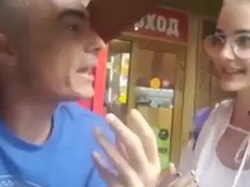 Un hincha argentino gasta una broma sexista a una menor rusa Un hincha argentino gasta una broma sexista a una menor rusa