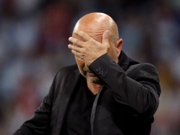 Sampaoli se lleva la mano a la cabeza