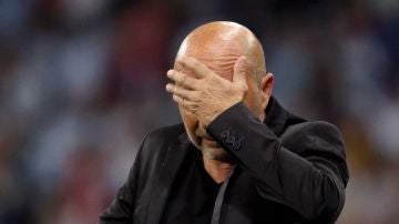 Sampaoli se lleva la mano a la cabeza
