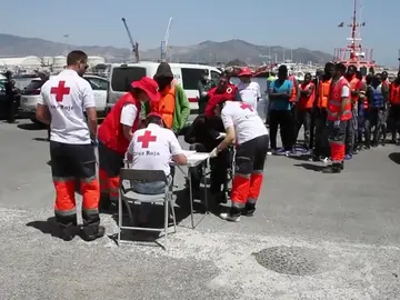 Llegan en buen estado a Motril 87 personas rescatadas de dos pateras Llegan en buen estado a Motril 87 personas rescatadas de dos pateras