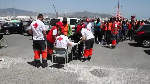 Llegan en buen estado a Motril 87 personas rescatadas de dos pateras Llegan en buen estado a Motril 87 personas rescatadas de dos pateras
