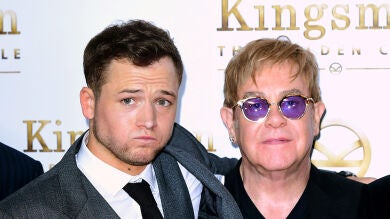 Primeras imágenes de la impactante transformación de Taron Egerton en Elton John