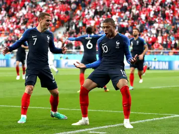 Mbappé y Griezmann celebran el gol de Francia ante Perú Mbappé y Griezmann celebran el gol de Francia ante Perú
