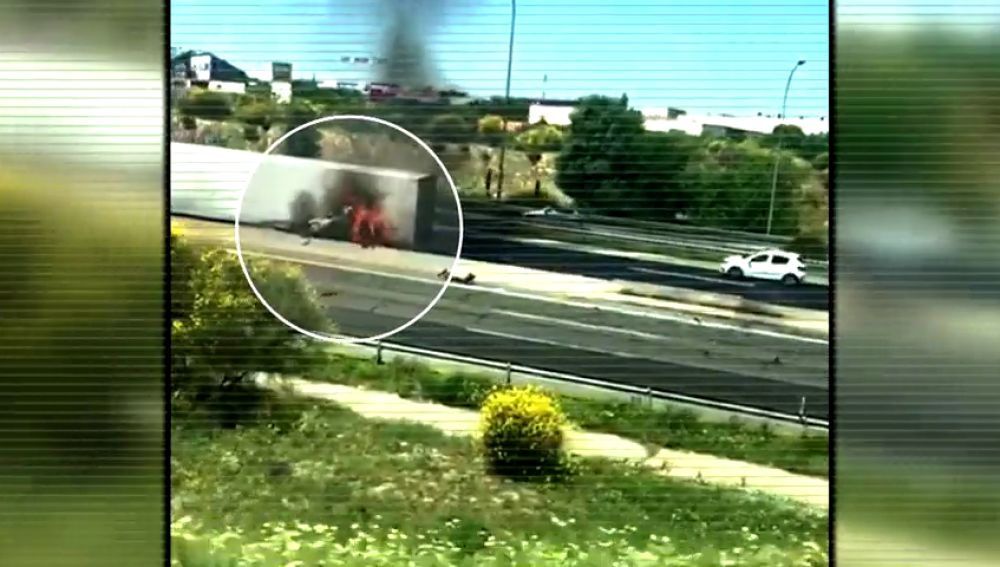 Así fue el momento en el que el conductor del vehículo logró escapar de las llamas del camión que ha ardido en la A-1