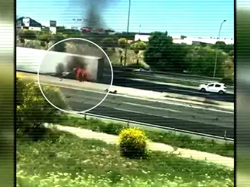 Así fue el momento en el que el conductor del vehículo logró escapar de las llamas del camión que ha ardido en la A-1 Así fue el momento en el que el conductor del vehículo logró escapar de las llamas del camión que ha ardido en la A-1