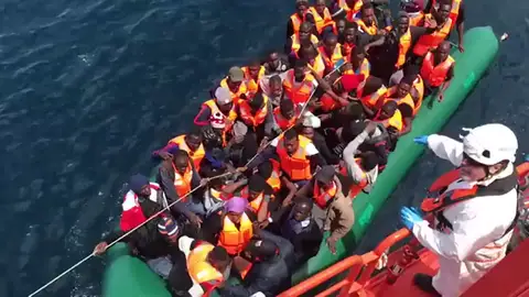 Rescatan a 103 inmigrantes de dos pateras en el mar de Alborán Rescatan a 103 inmigrantes de dos pateras en el mar de Alborán