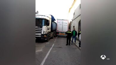 Dos camiones se quedan atascados en una calle estrecha de Colmenar de Oreja, en Madrid