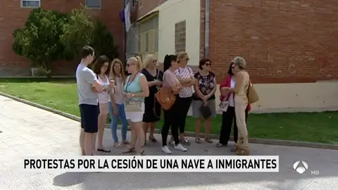 Los vecinos de Motril se quejan por la cesión de una nave a un grupo de subsaharianos Los vecinos de Motril se quejan por la cesión de una nave a un grupo de subsaharianos