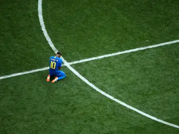 Neymar llora desconsolado en el césped Neymar llora desconsolado en el césped