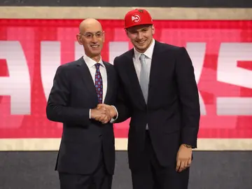 Luka Doncic y Adam Silver se estrechan la mano en la noche del Draft Luka Doncic y Adam Silver se estrechan la mano en la noche del Draft