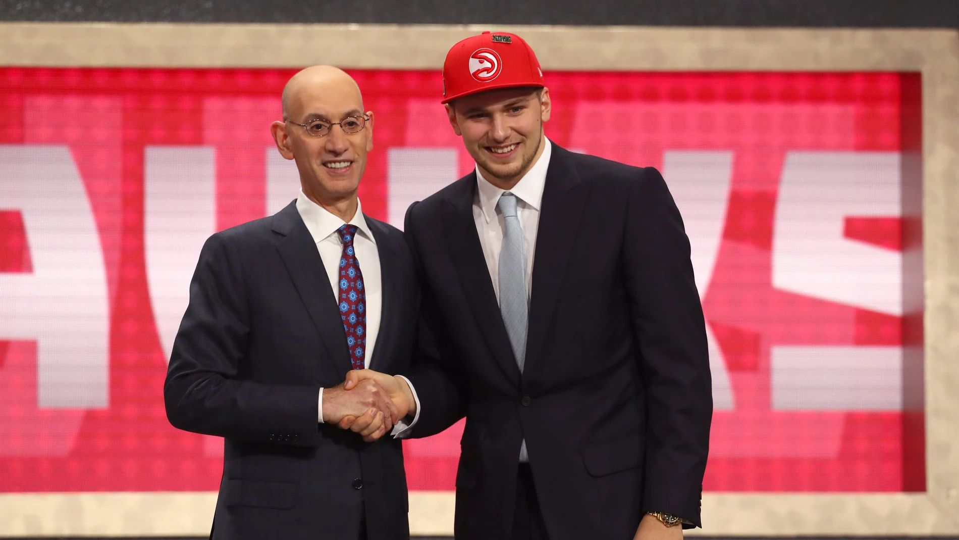 Luka Doncic y Adam Silver se estrechan la mano en la noche del Draft Luka Doncic y Adam Silver se estrechan la mano en la noche del Draft