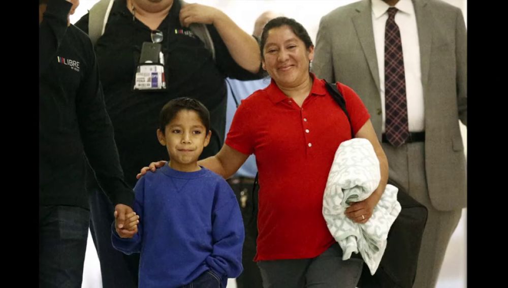 Emotivo encuentro de una madre guatemalteca con su hijo, separados por la política de Trump