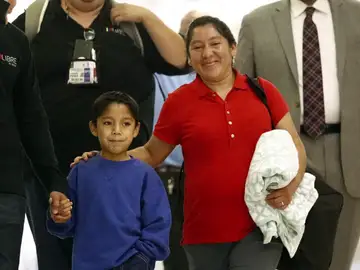 Emotivo encuentro de una madre guatemalteca con su hijo, separados por la política de Trump Emotivo encuentro de una madre guatemalteca con su hijo, separados por la política de Trump