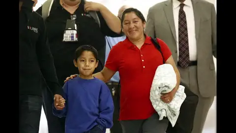 Emotivo encuentro de una madre guatemalteca con su hijo, separados por la política de Trump Emotivo encuentro de una madre guatemalteca con su hijo, separados por la política de Trump