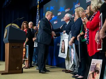 Trump consuela a padres cuyos hijos fueron asesinados por inmigrantes Trump consuela a padres cuyos hijos fueron asesinados por inmigrantes