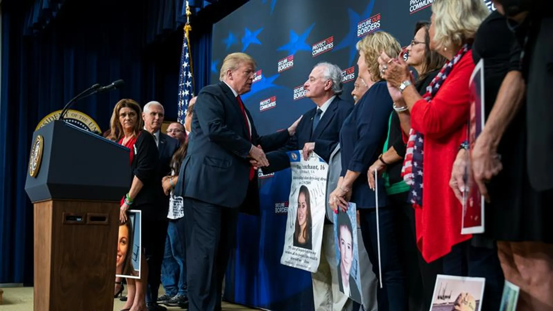 Trump consuela a padres cuyos hijos fueron asesinados por inmigrantes Trump consuela a padres cuyos hijos fueron asesinados por inmigrantes