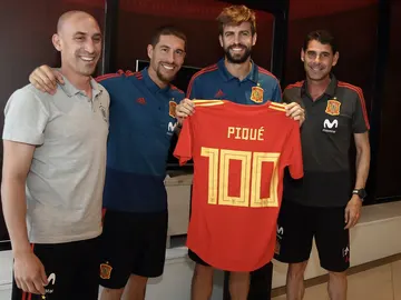 Piqué, junto a Rubiales, Ramos y Hierro Piqué, junto a Rubiales, Ramos y Hierro