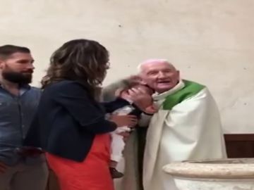 Un sacerdote pega a un bebé en pleno bautizo ante la mirada atónita de sus padres 