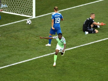 Musa celebra el primero de sus goles contra Islandia