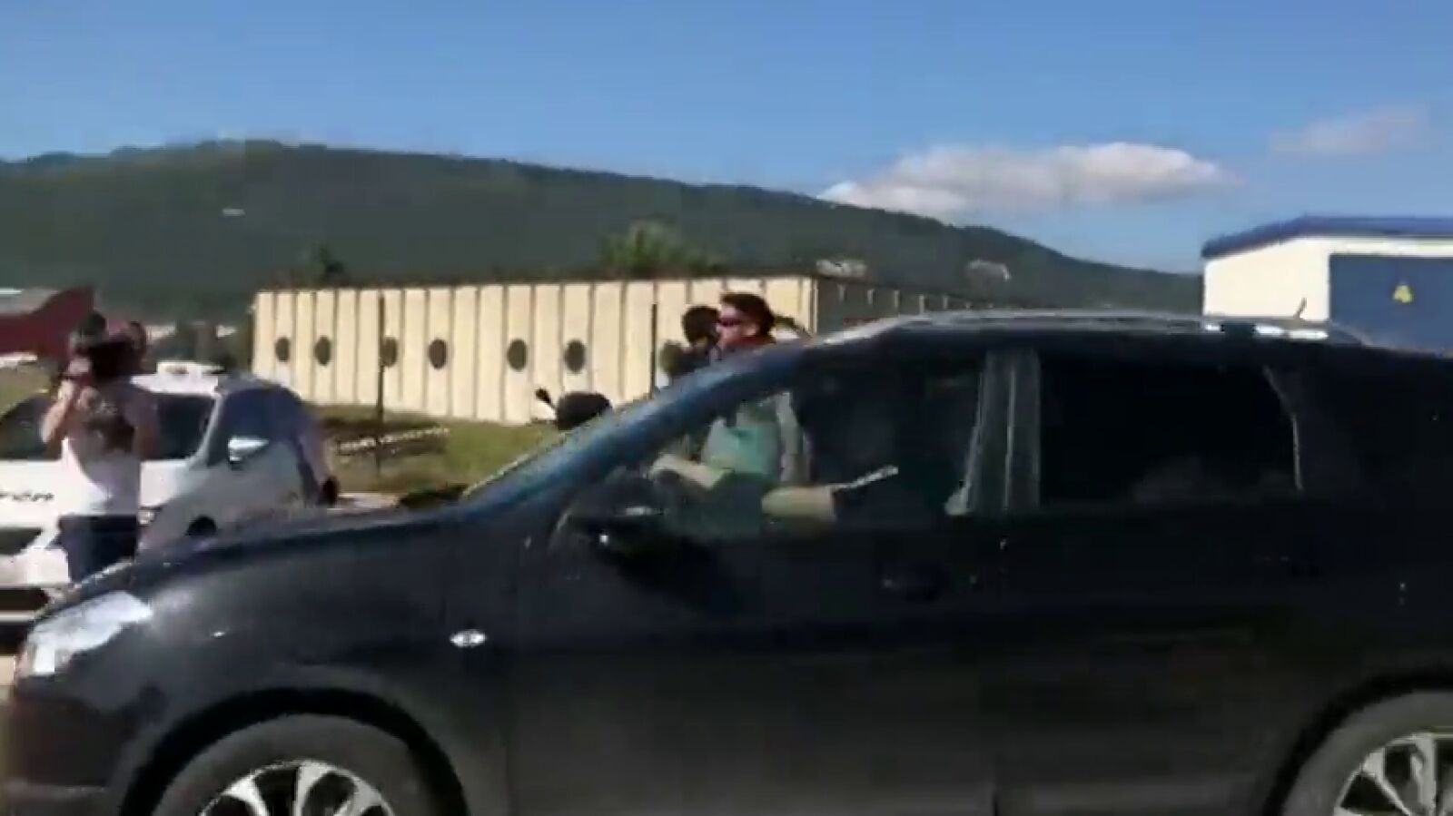 'La Manada' sale a volantazos y a toda velocidad de la cárcel de Pamplona a bordo de tres vehículos