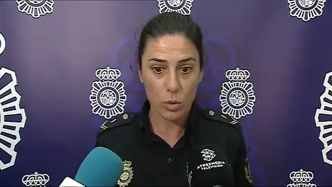 Detenido por grabar con una cámara por debajo de la falda de varias mujeres Detenido por grabar con una cámara por debajo de la falda de varias mujeres