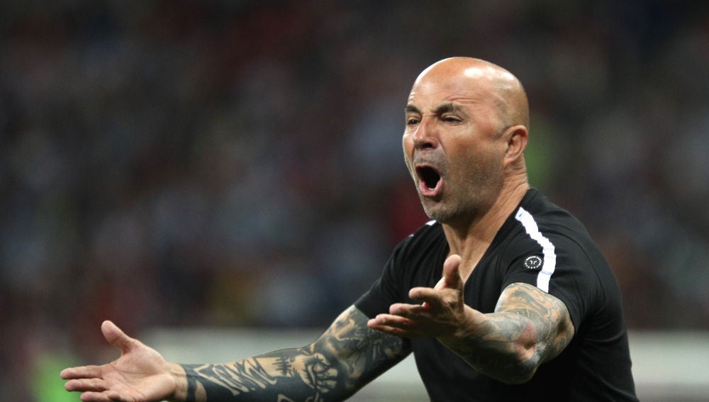 Sampaoli protesta una jugada desde la banda