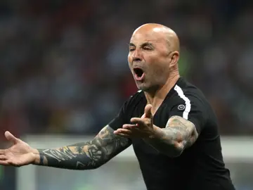 Sampaoli protesta una jugada desde la banda Sampaoli protesta una jugada desde la banda