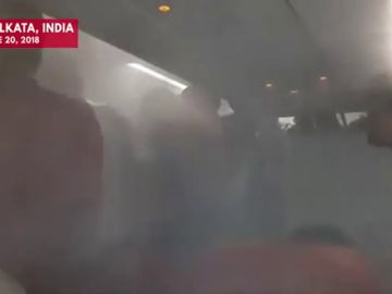 Bajan a los pasajeros de un vuelo de Air Asia llenando el avión con humo