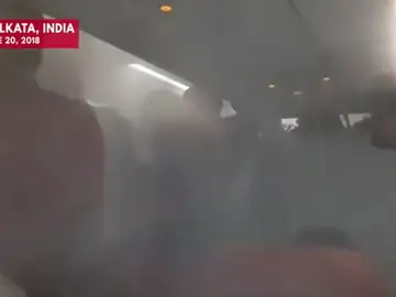 Bajan a los pasajeros de un vuelo de Air Asia llenando el avión con humo Bajan a los pasajeros de un vuelo de Air Asia llenando el avión con humo