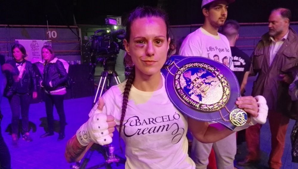 Joana Pastrana, con su cinturón de campeona del mundo