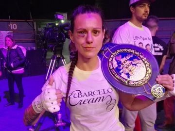 Joana Pastrana, con su cinturón de campeona del mundo