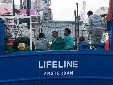 El barco de la ONG Lifeline se encuentra a la deriva en el Mediterráneo El barco de la ONG Lifeline se encuentra a la deriva en el Mediterráneo