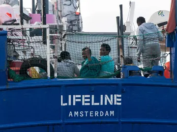 El barco de la ONG Lifeline se encuentra a la deriva en el Mediterráneo El barco de la ONG Lifeline se encuentra a la deriva en el Mediterráneo