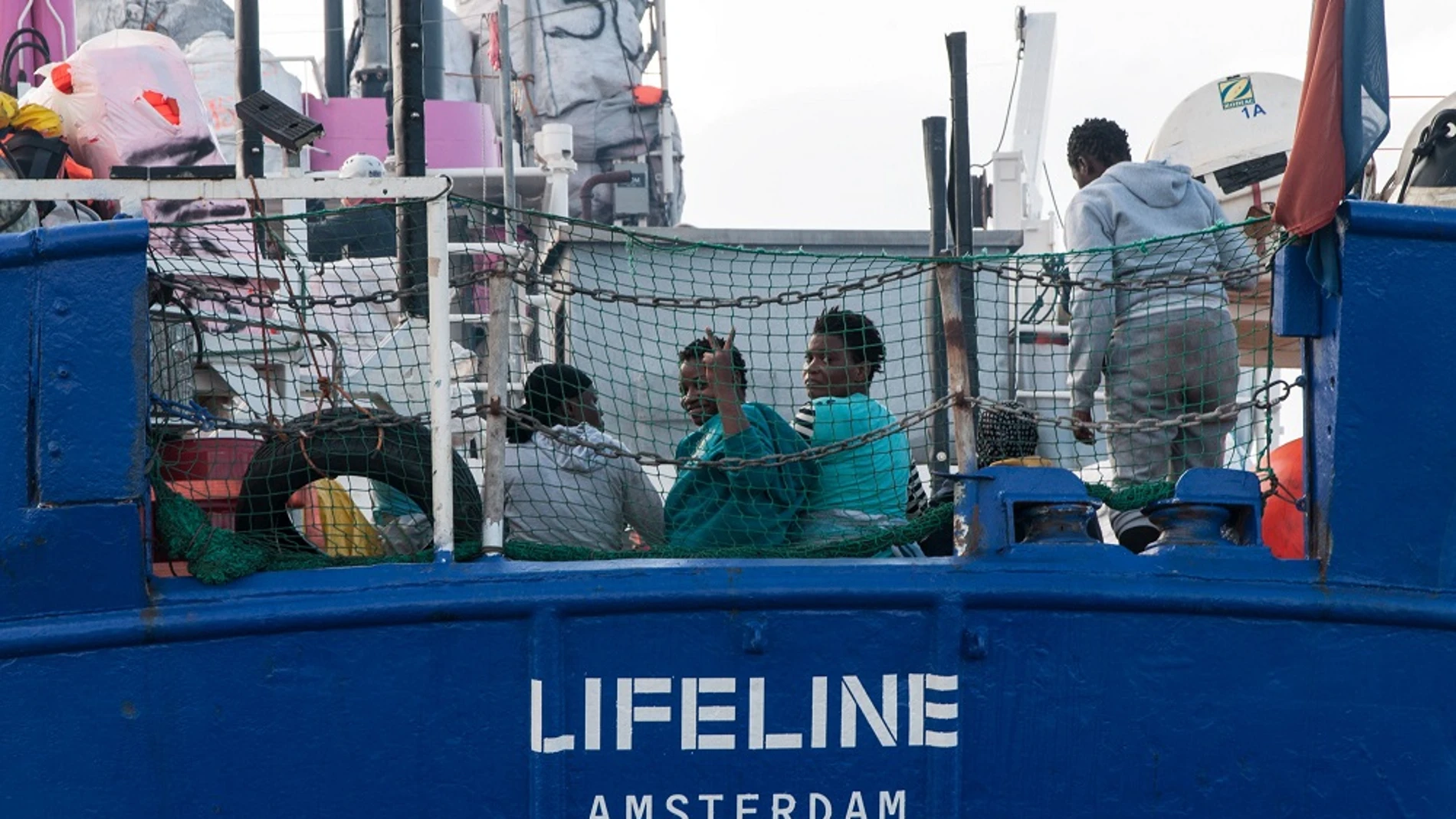 El barco de la ONG Lifeline se encuentra a la deriva en el Mediterráneo El barco de la ONG Lifeline se encuentra a la deriva en el Mediterráneo