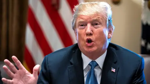 El presidente de EE. UU, Donald Trump, se dirige a los medios antes de su reunión con los miembros de su administración El presidente de EE. UU, Donald Trump, se dirige a los medios antes de su reunión con los miembros de su administración