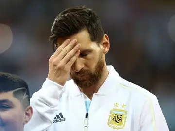 Leo Messi se echa la mano a la cabeza antes del Argentina - Croacia Leo Messi se echa la mano a la cabeza antes del Argentina - Croacia