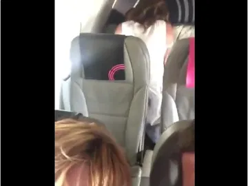 Una pareja manteniendo relaciones sexuales en un avión Una pareja manteniendo relaciones sexuales en un avión