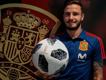 Saúl posa con el escudo de la Selección detrás Saúl posa con el escudo de la Selección detrás