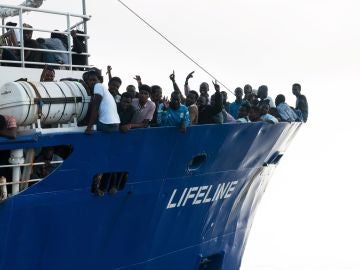 Barco de la ONG Lifeline con 230 migrantes a bordo