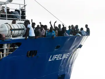 Barco de la ONG Lifeline con 230 migrantes a bordo Barco de la ONG Lifeline con 230 migrantes a bordo