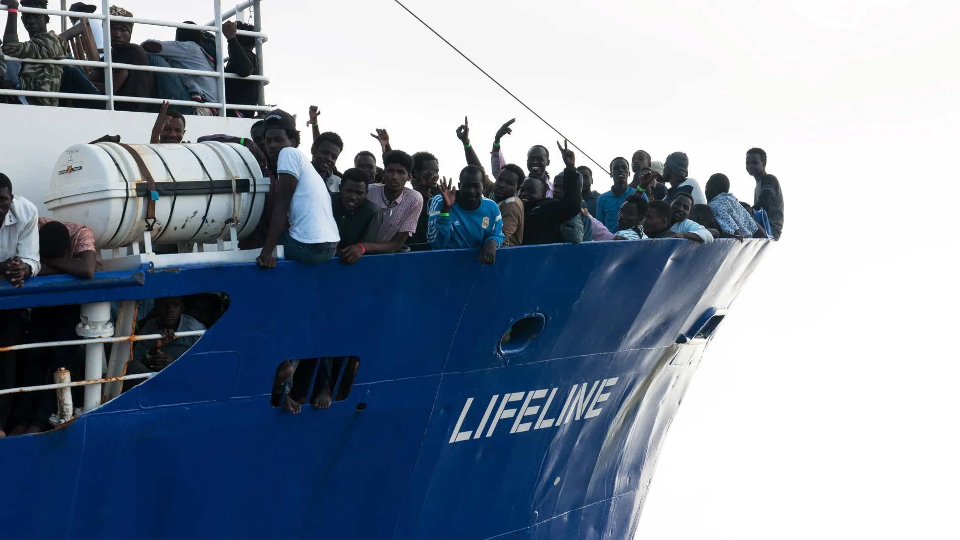 Barco de la ONG Lifeline con 230 migrantes a bordo Barco de la ONG Lifeline con 230 migrantes a bordo
