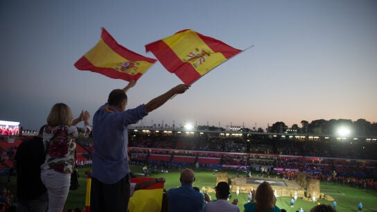 Dos personas agitan banderas al paso de los atletas espa&ntilde;oles durante la inauguraci&oacute;n de los XVIII Juegos Mediterr&aacute;neos