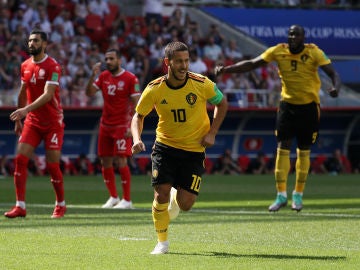 Hazard celebra uno de sus goles contra Túnez