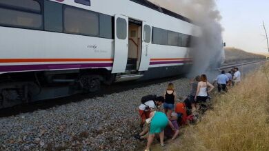 El tren que conecta Huelva y Madrid por Extremadura sufre un incendio a la altura de Torrijos (Toledo)