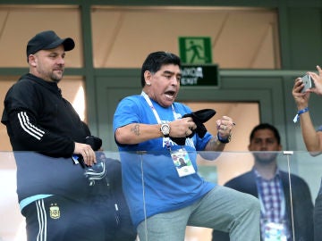 Maradona, en la grada durante el Argentina - Croacia