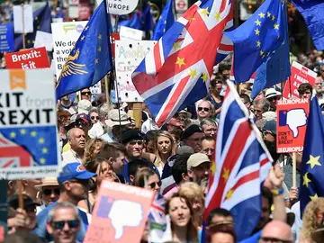 Miles de personas exigen en Londres votar sobre los términos del Brexit Miles de personas exigen en Londres votar sobre los términos del Brexit